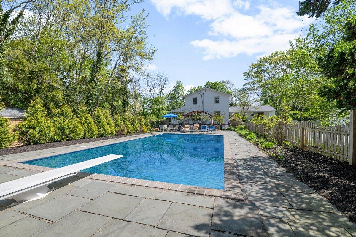 22 Stratford Avenue, Greenlawn, NY 11740