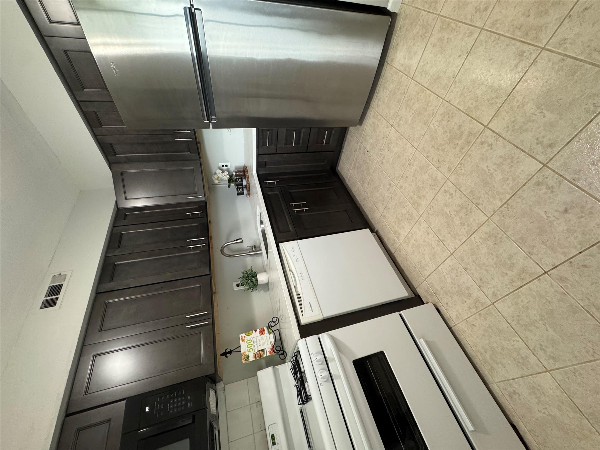 163 Pointe Cir N # 163, Coram, NY 11727