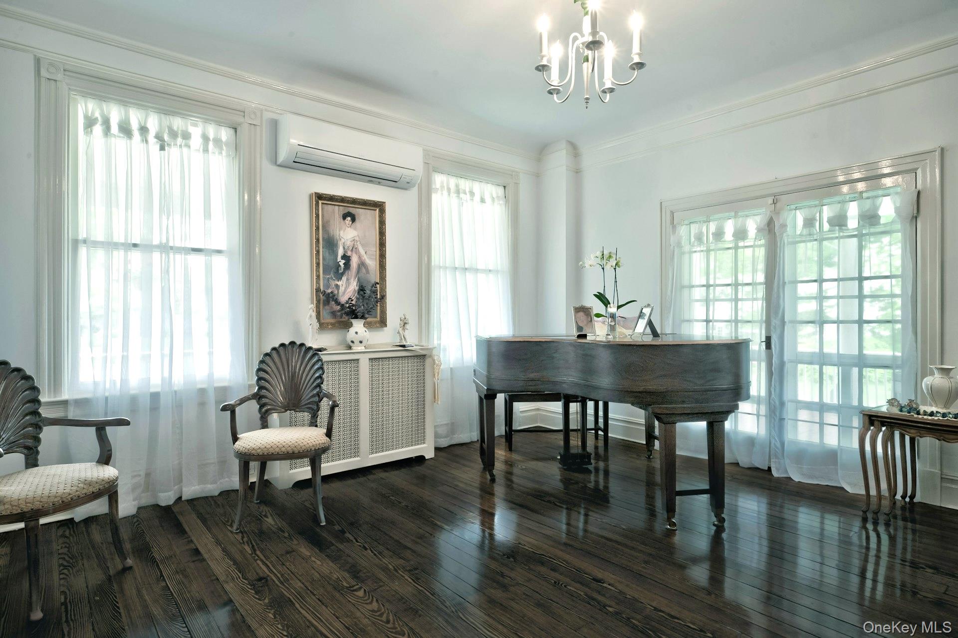 89 Duck Pond Road, Glen Cove, NY 11542