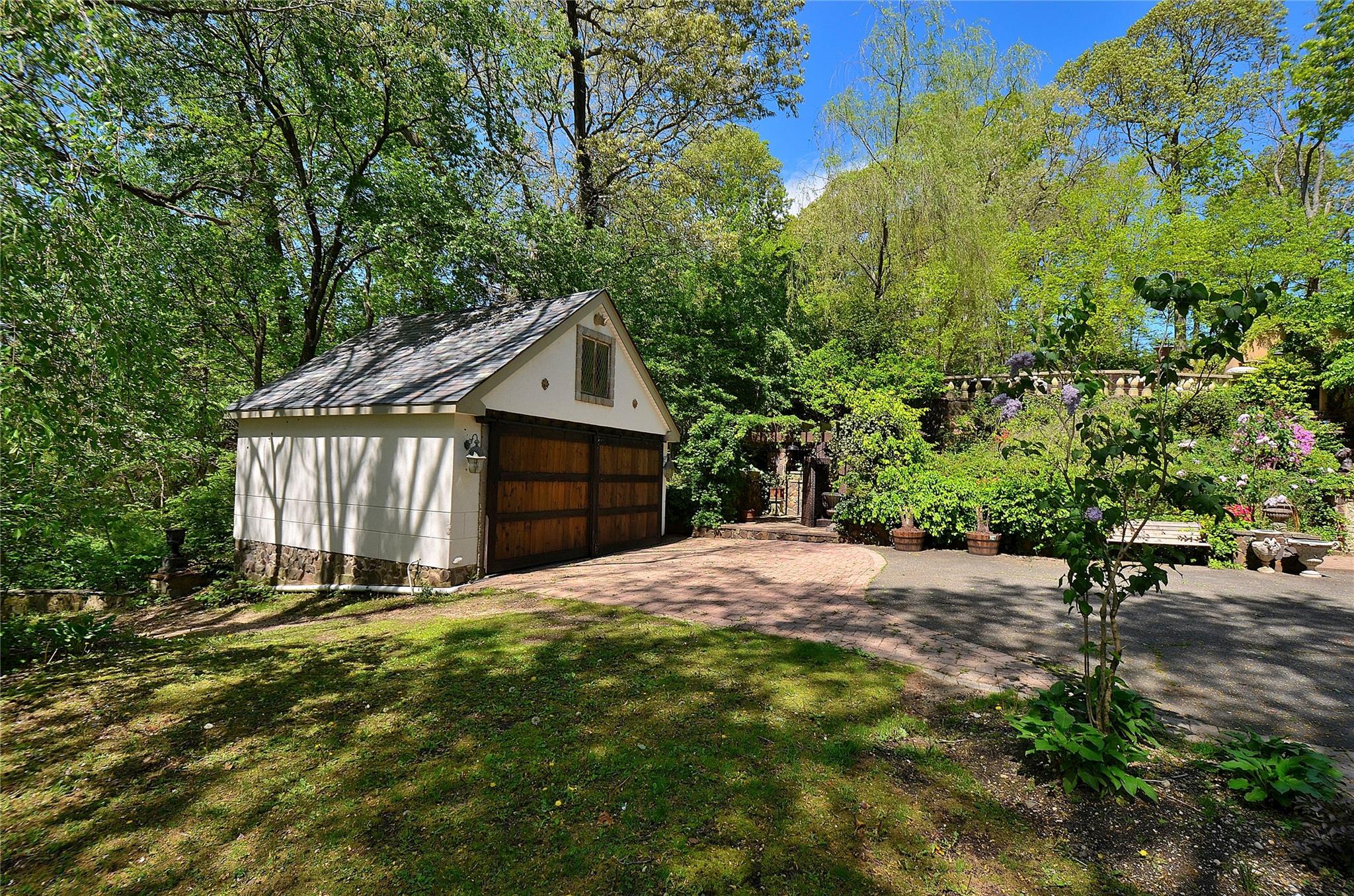 85 Dix Hills Road, Huntington, NY 11743