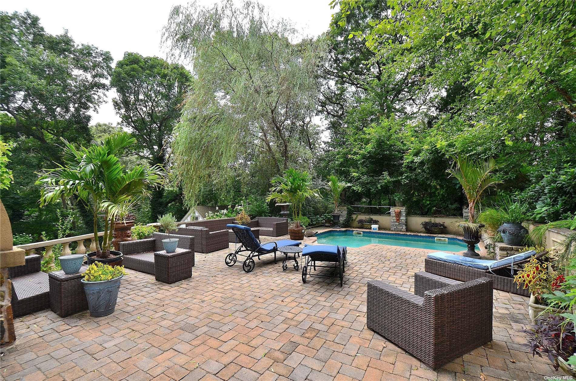 85 Dix Hills Road, Huntington, NY 11743