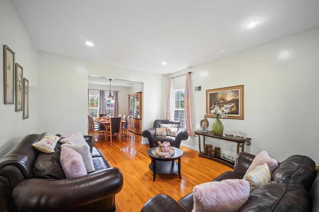 4 Taylor Lane, Medford, NY 11763