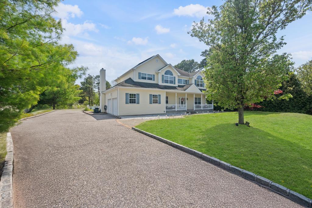 4 Taylor Lane, Medford, NY 11763