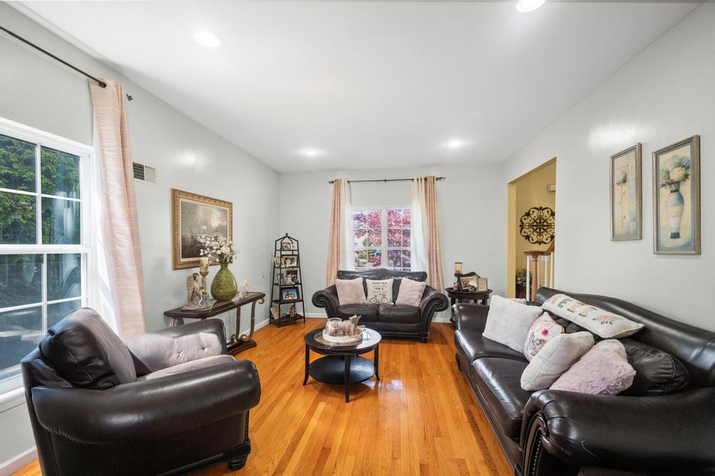 4 Taylor Lane, Medford, NY 11763