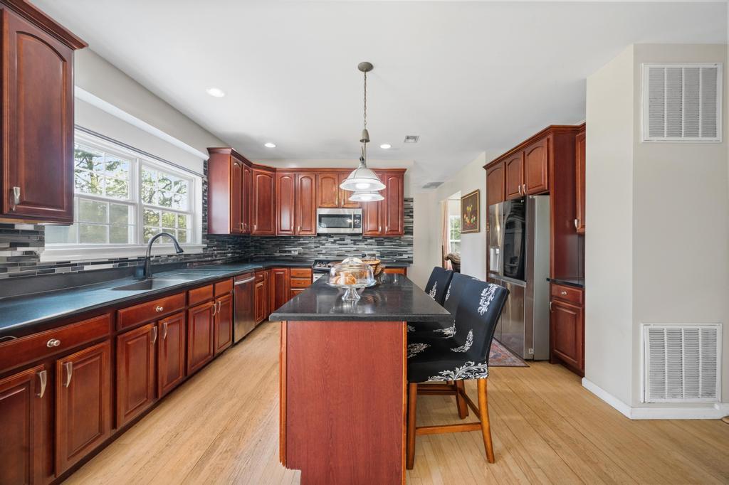 4 Taylor Lane, Medford, NY 11763