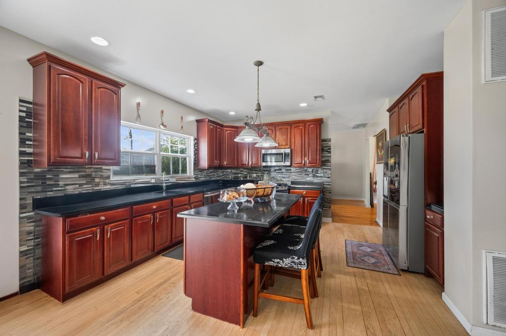 4 Taylor Lane, Medford, NY 11763