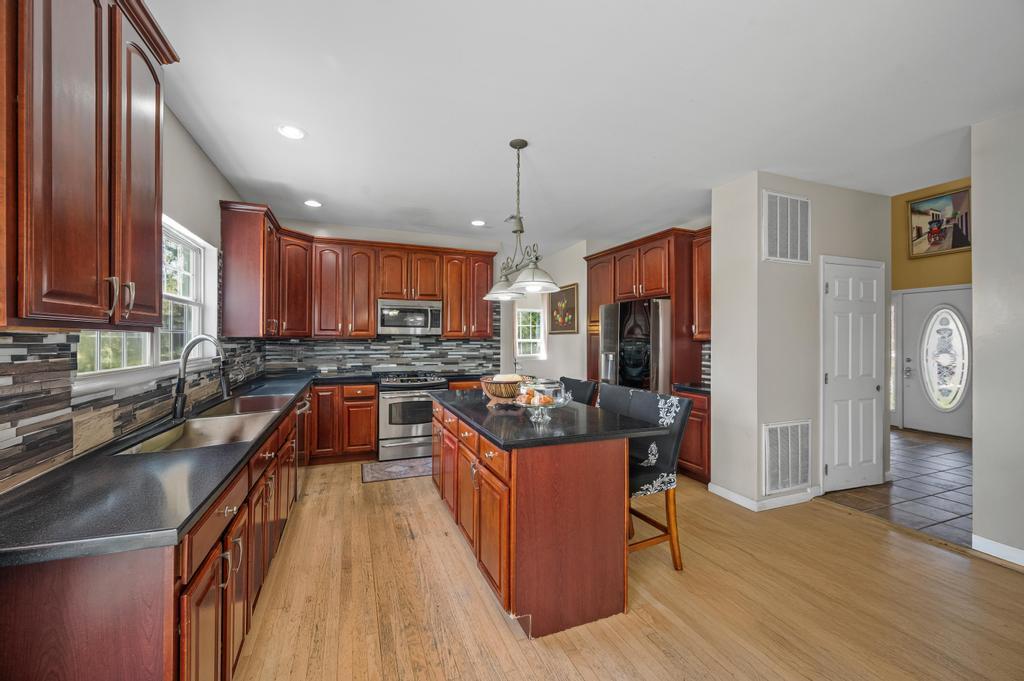 4 Taylor Lane, Medford, NY 11763