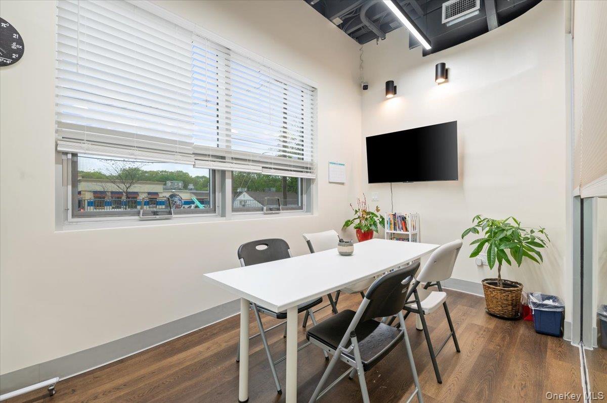 391 W Jericho Turnpike, Huntington, NY 11753