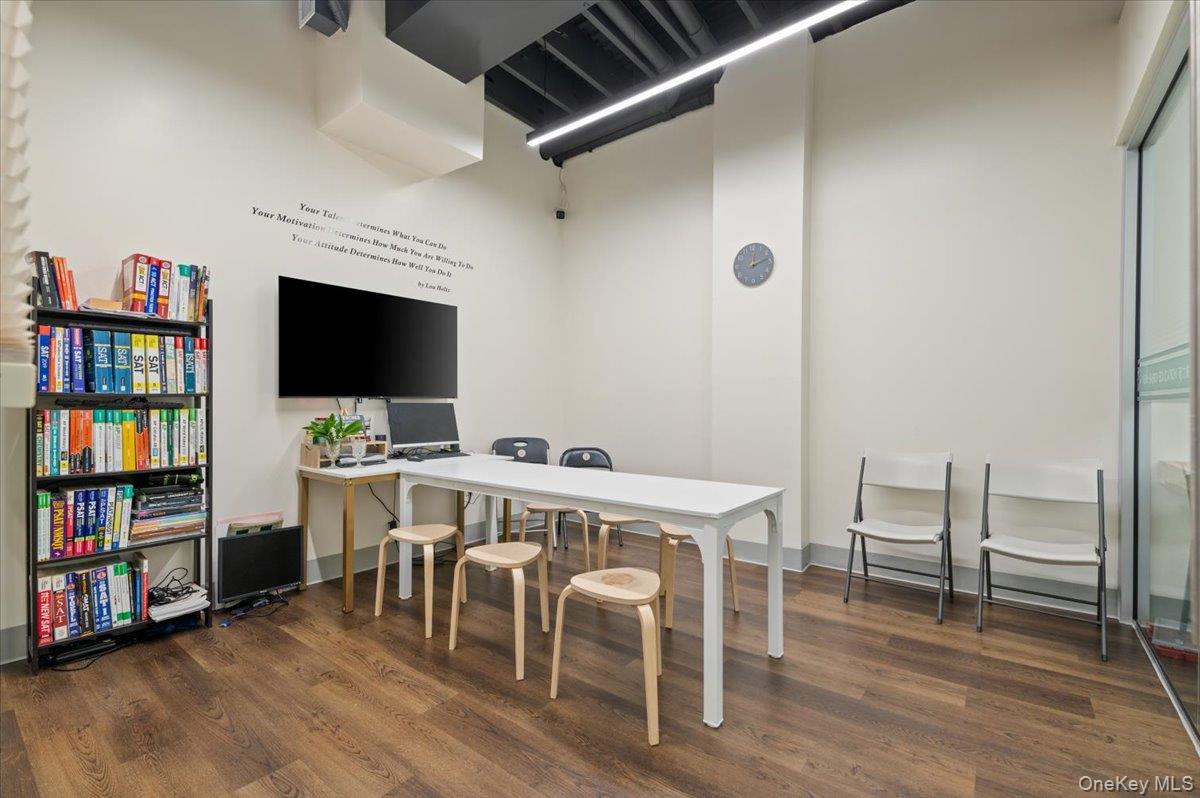 391 W Jericho Turnpike, Huntington, NY 11753