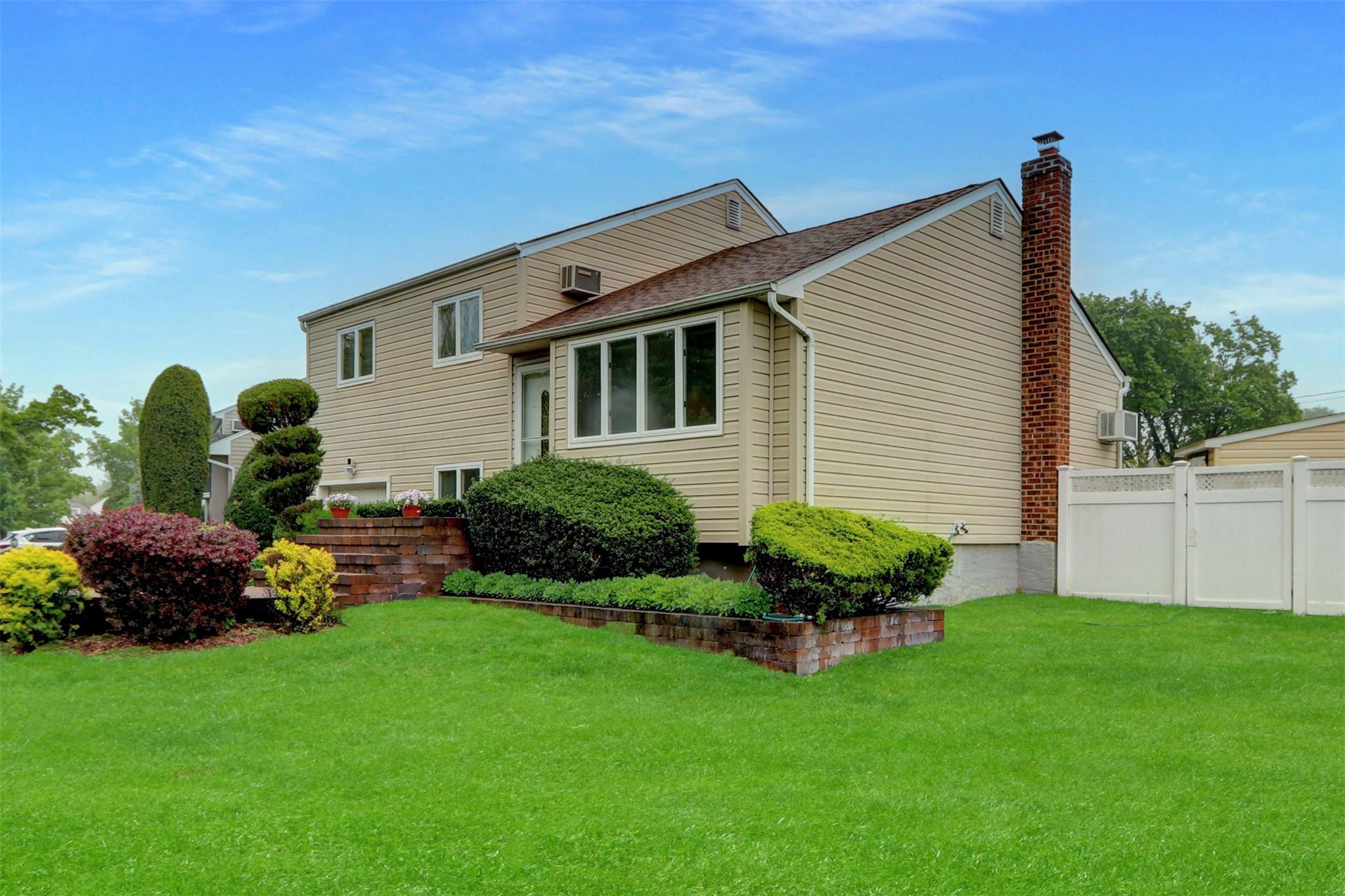 42 Briarwood Lane, Plainview, NY 11803