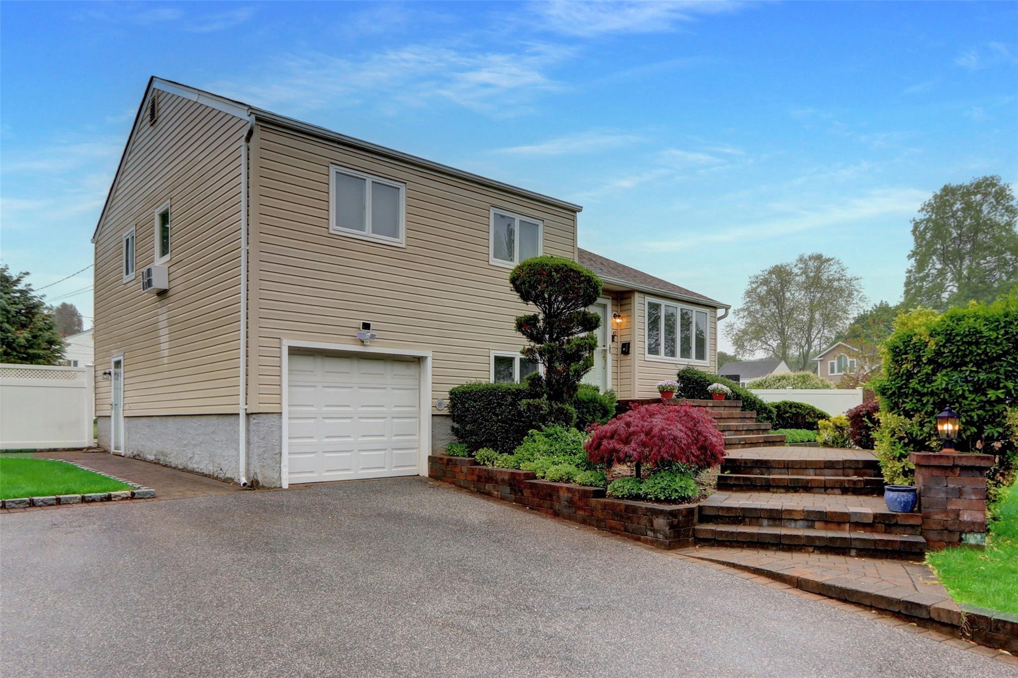 42 Briarwood Lane, Plainview, NY 11803