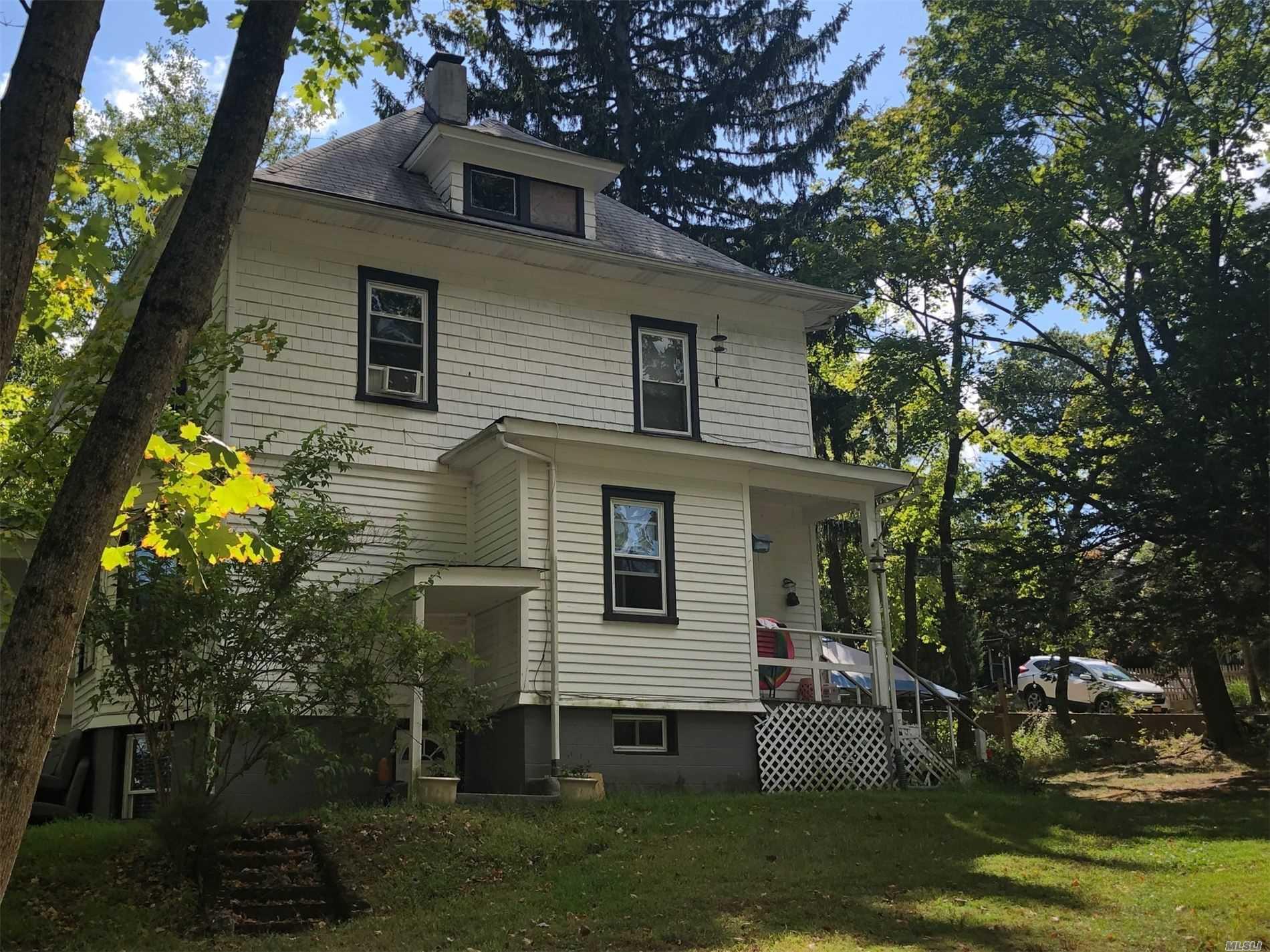 17 Crescent Drive # 2nd Fl, Huntington, NY 11743