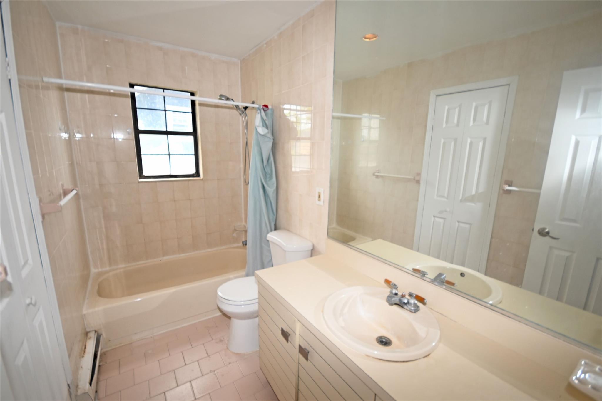 51 Manor Road, Valley Stream, NY 11580