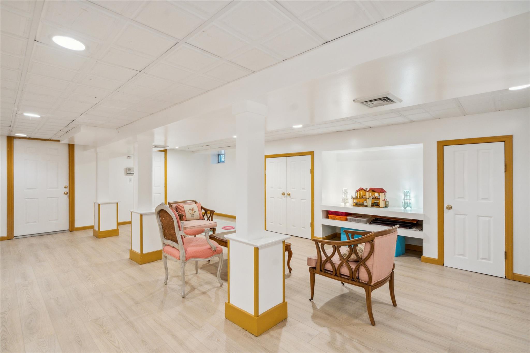 17 The Intervale, Roslyn Estates, NY 11576