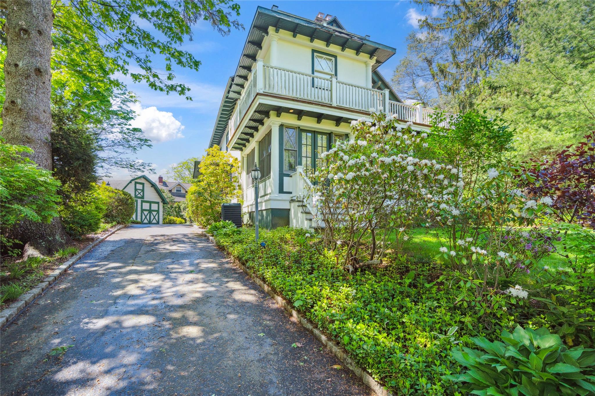 17 The Intervale, Roslyn Estates, NY 11576