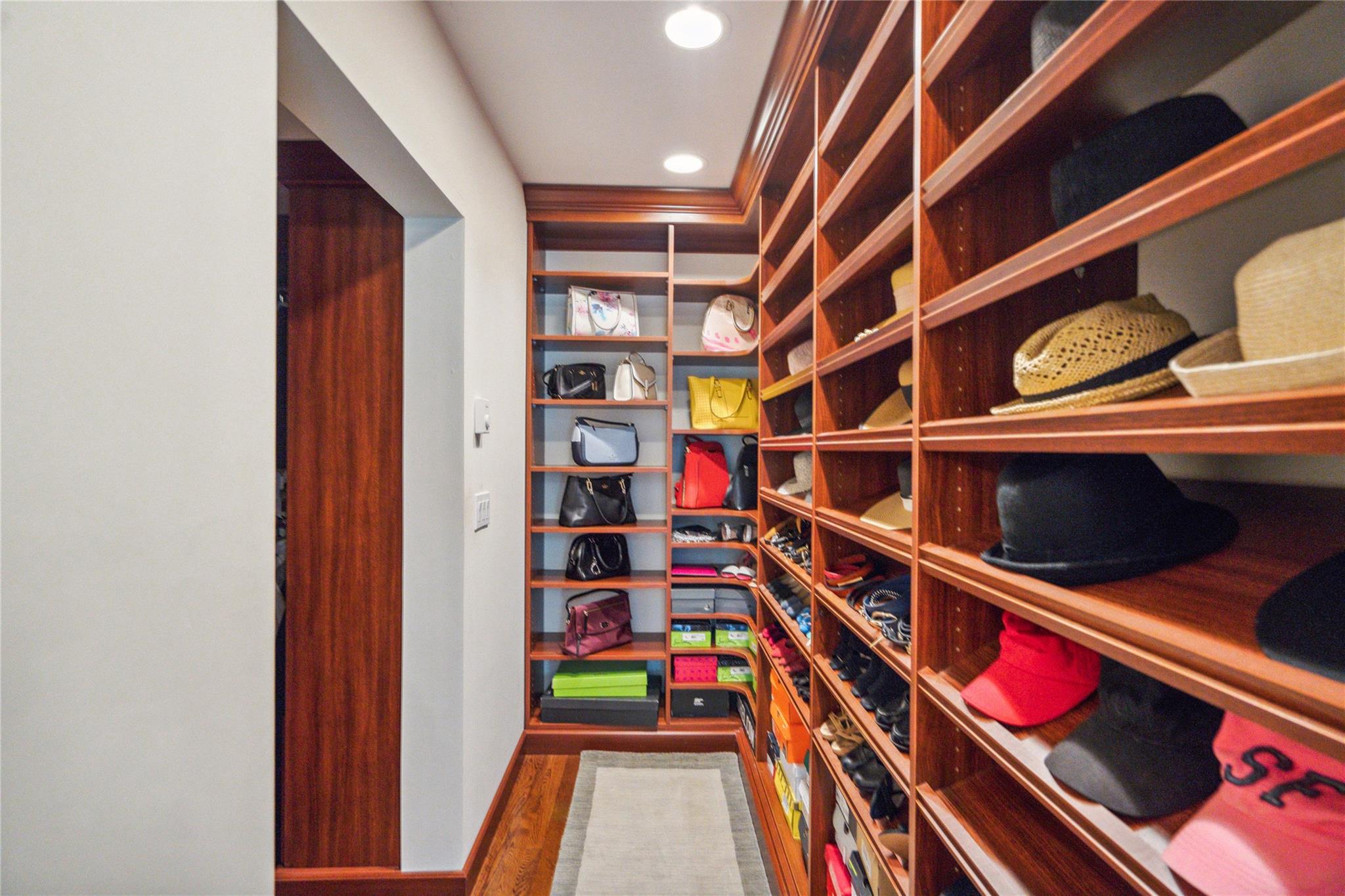 17 The Intervale, Roslyn Estates, NY 11576