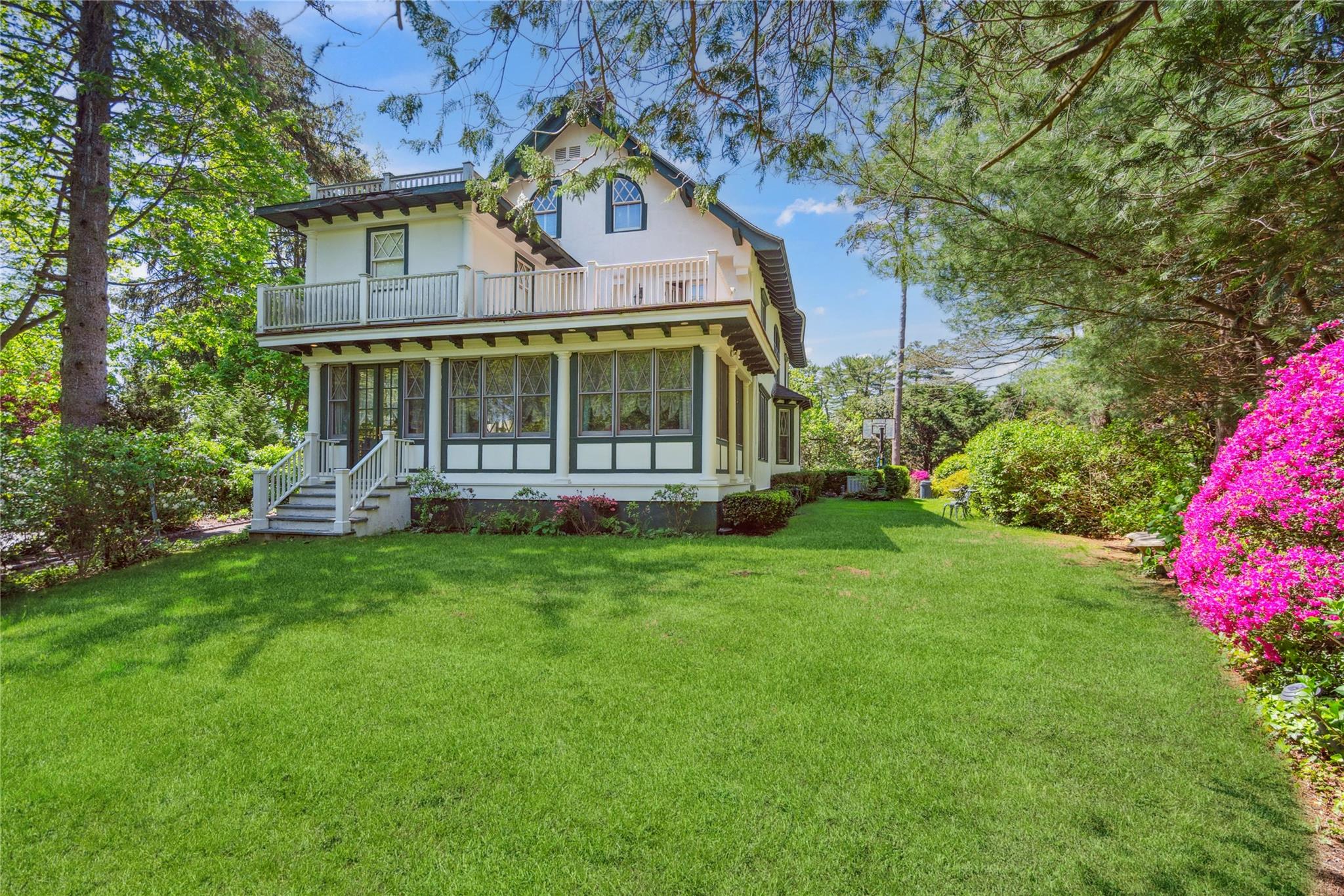 17 The Intervale, Roslyn Estates, NY 11576