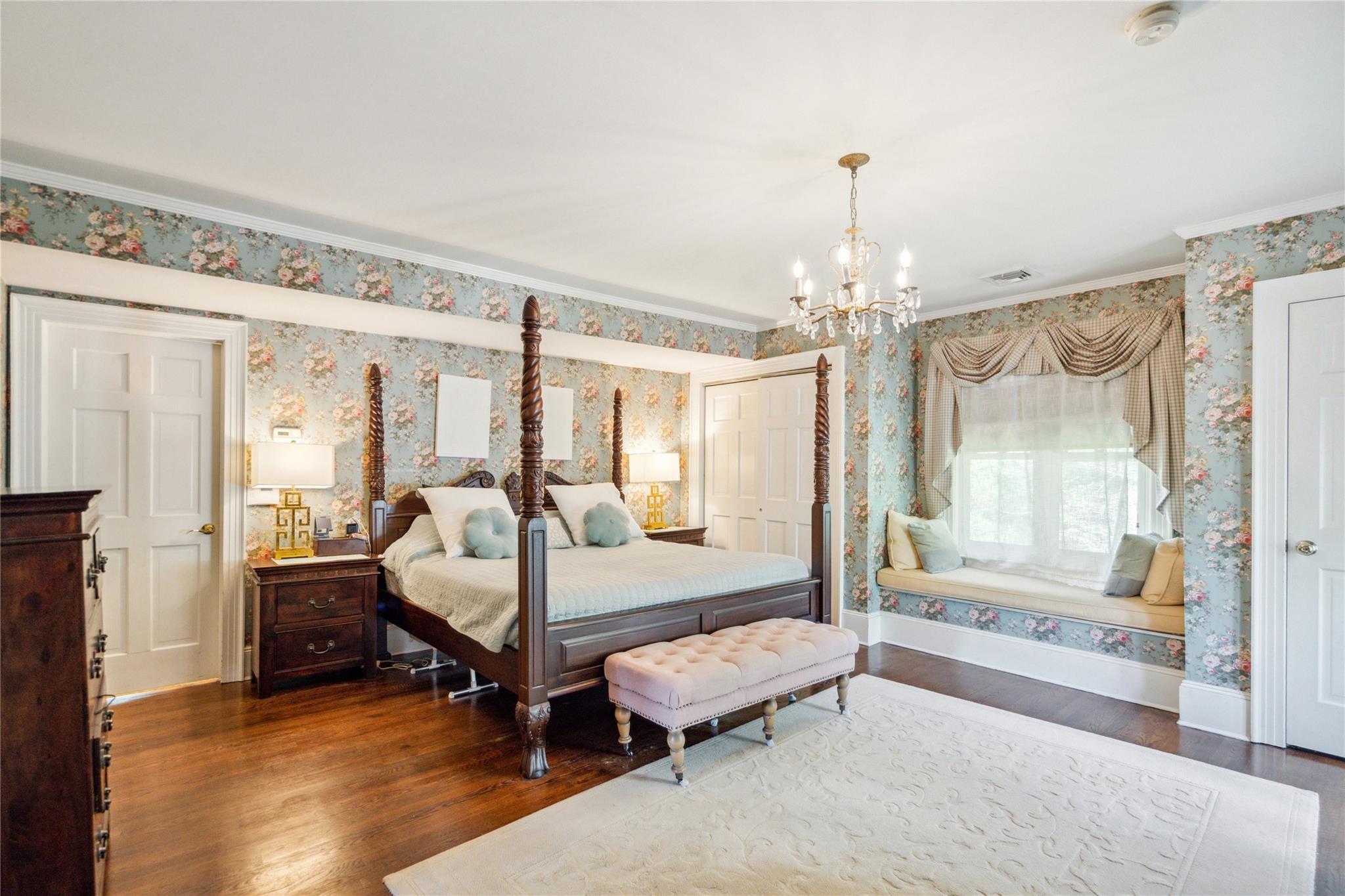 17 The Intervale, Roslyn Estates, NY 11576