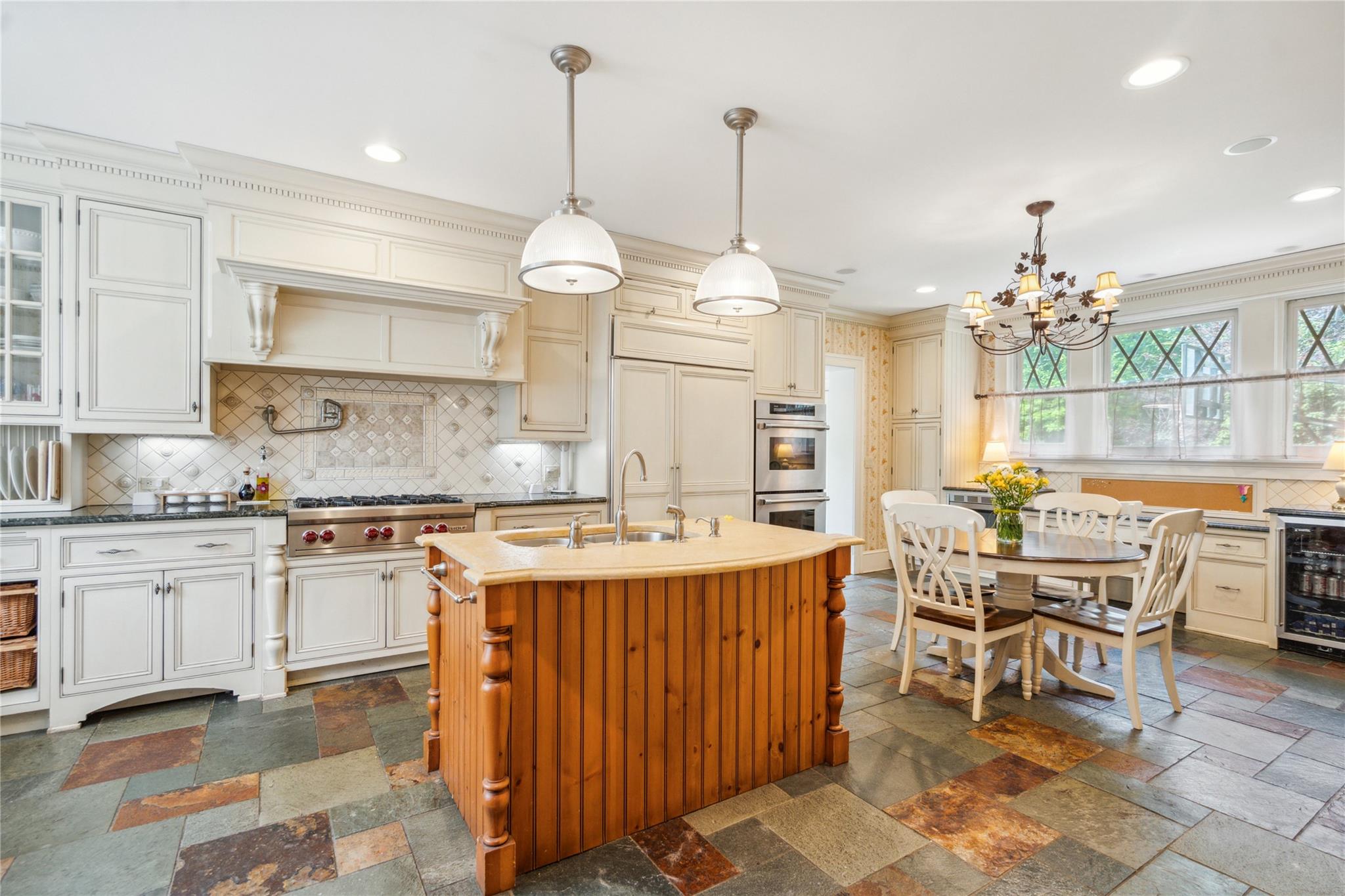 17 The Intervale, Roslyn Estates, NY 11576