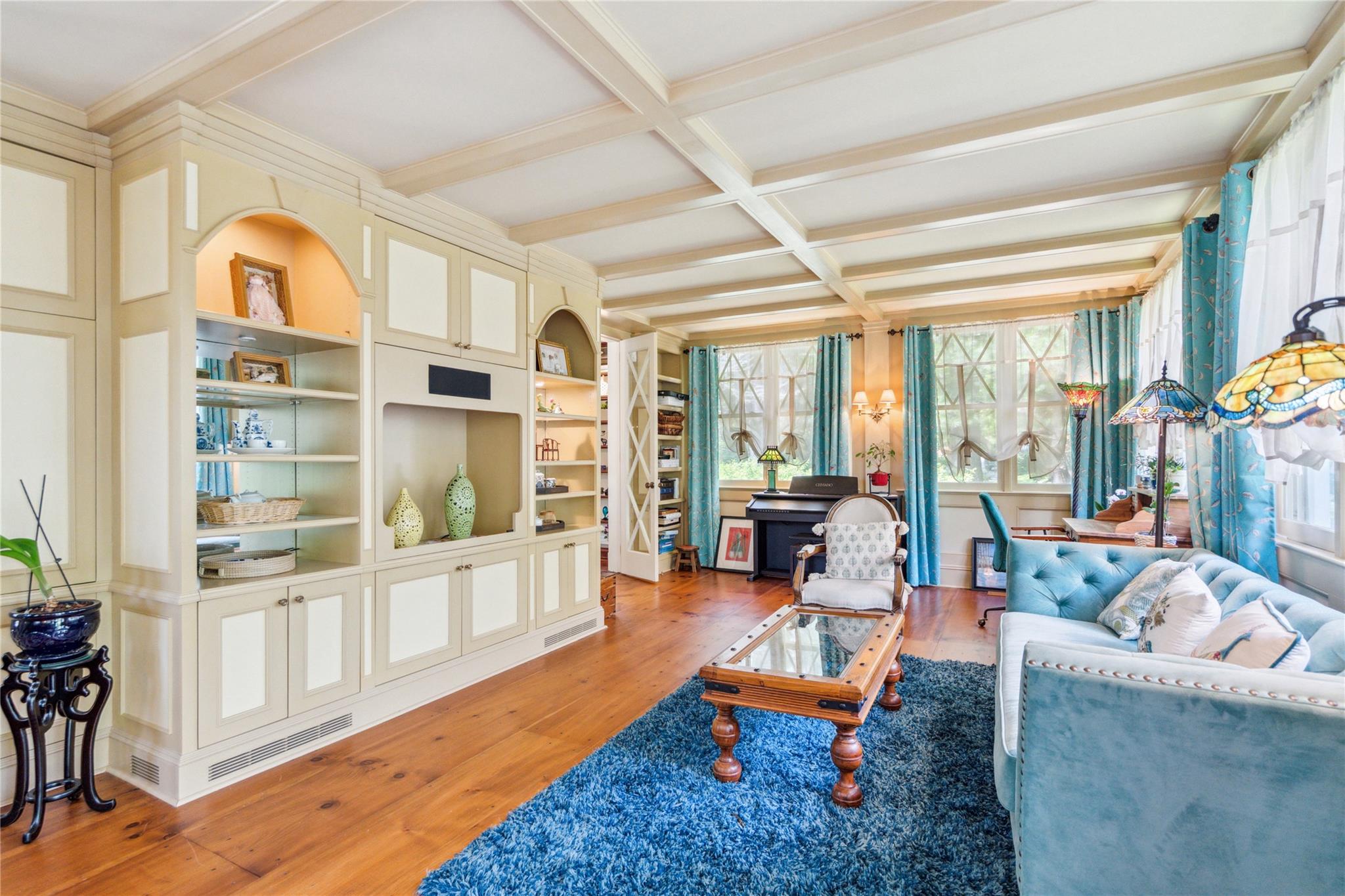 17 The Intervale, Roslyn Estates, NY 11576