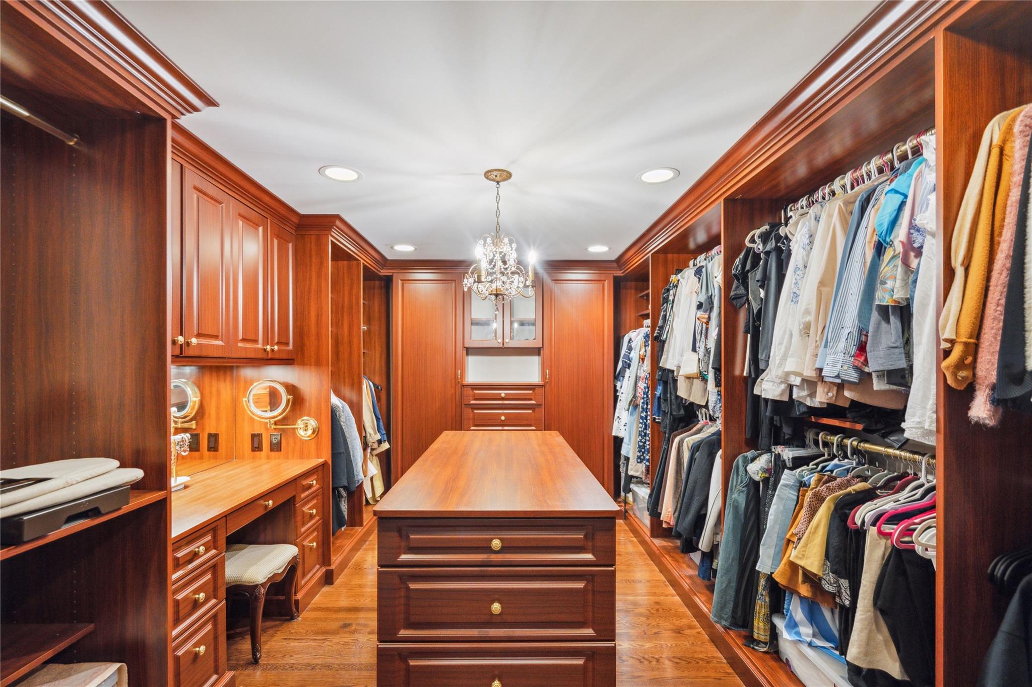 17 The Intervale, Roslyn Estates, NY 11576