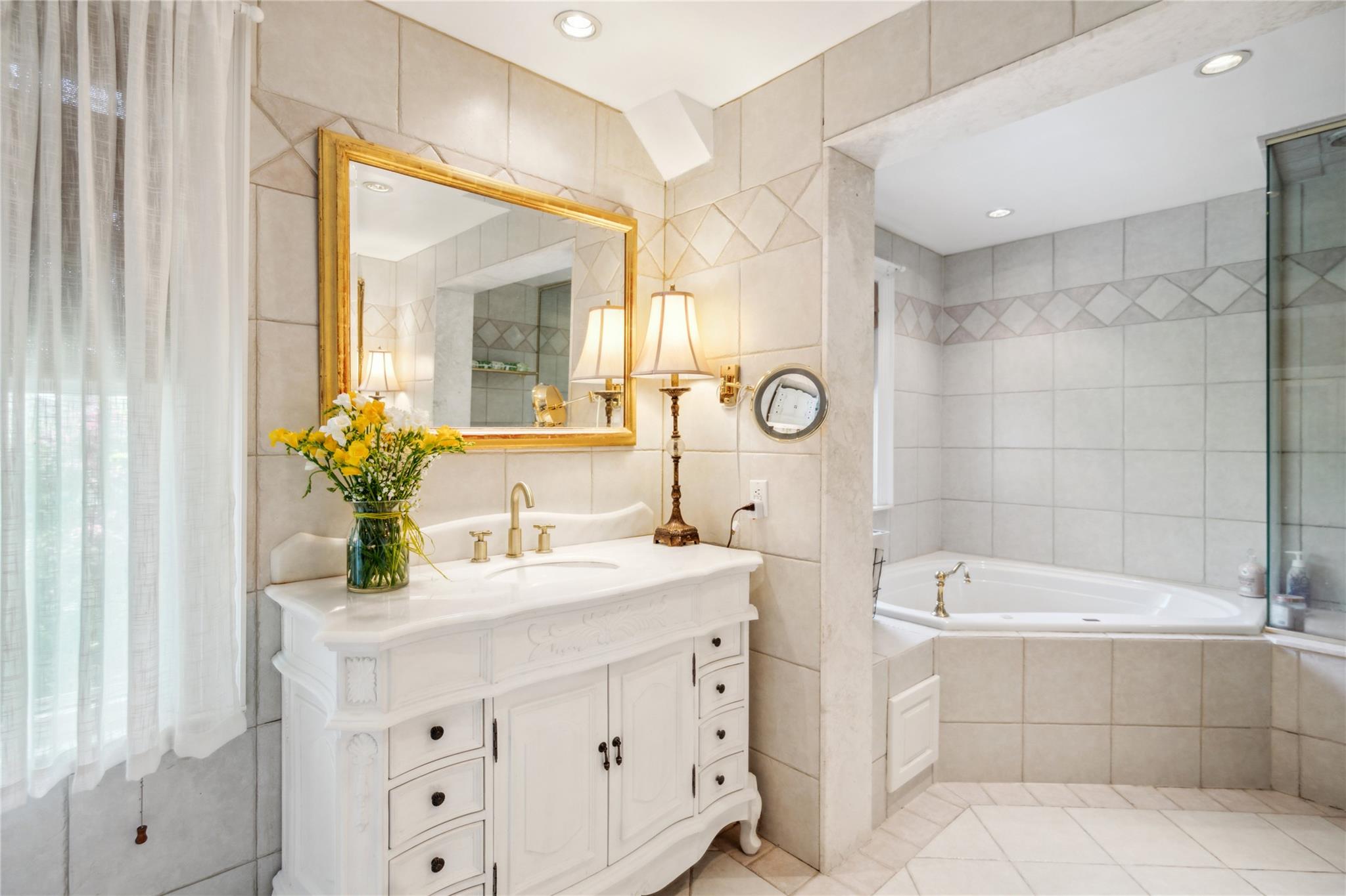 17 The Intervale, Roslyn Estates, NY 11576