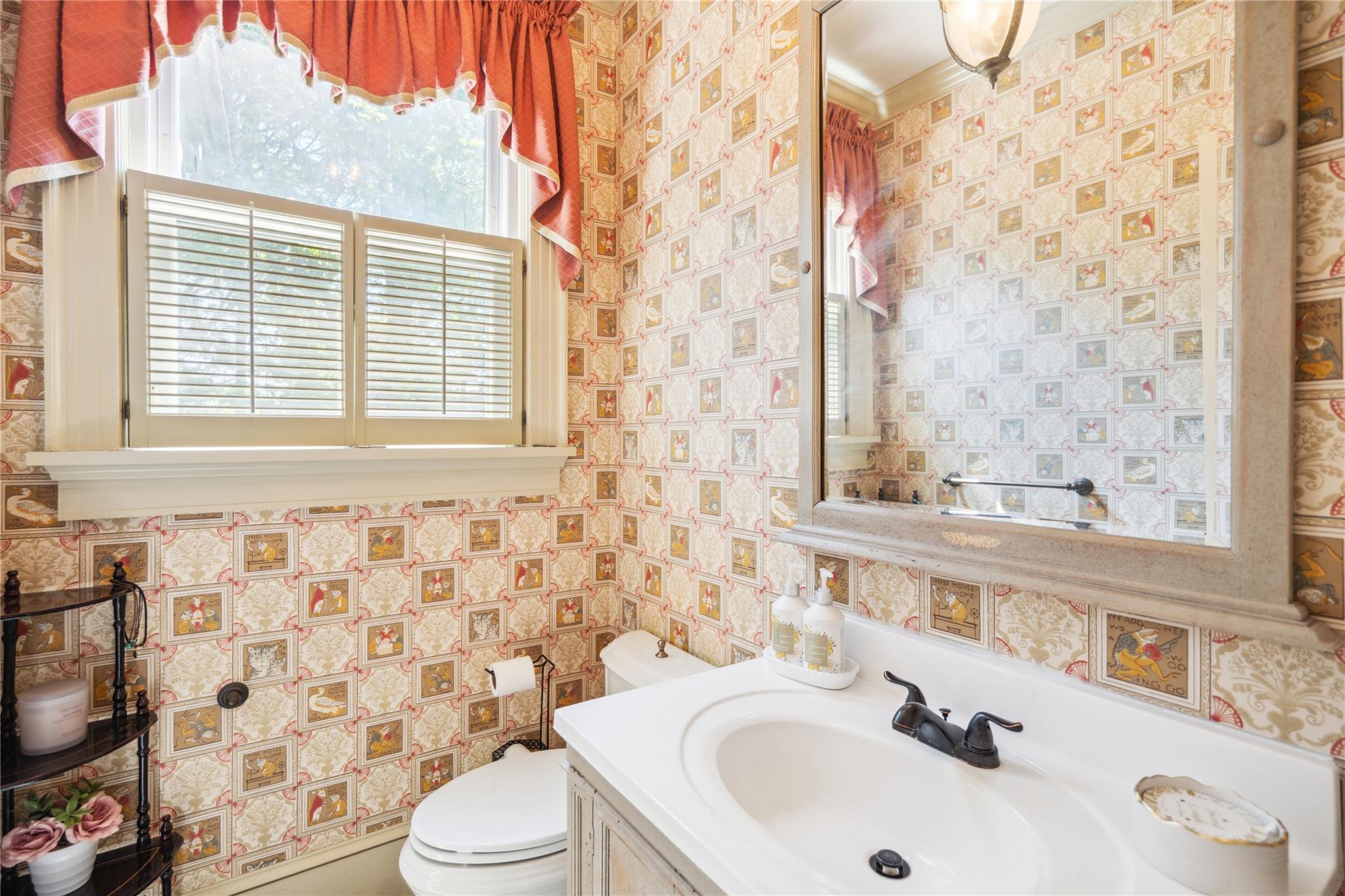 17 The Intervale, Roslyn Estates, NY 11576