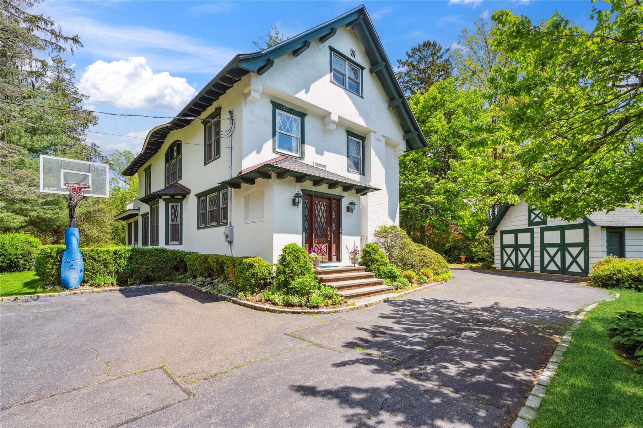 17 The Intervale, Roslyn Estates, NY 11576