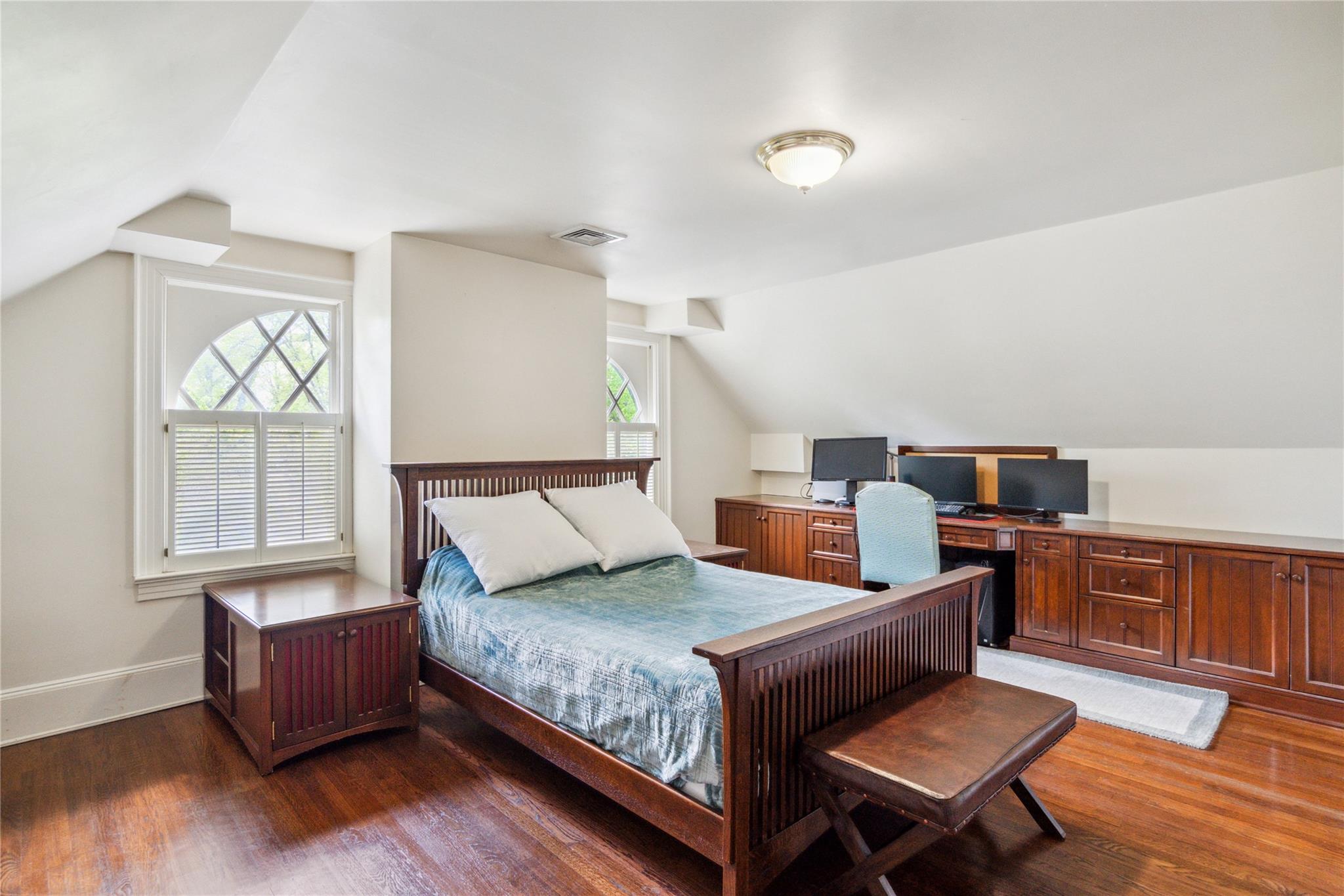 17 The Intervale, Roslyn Estates, NY 11576