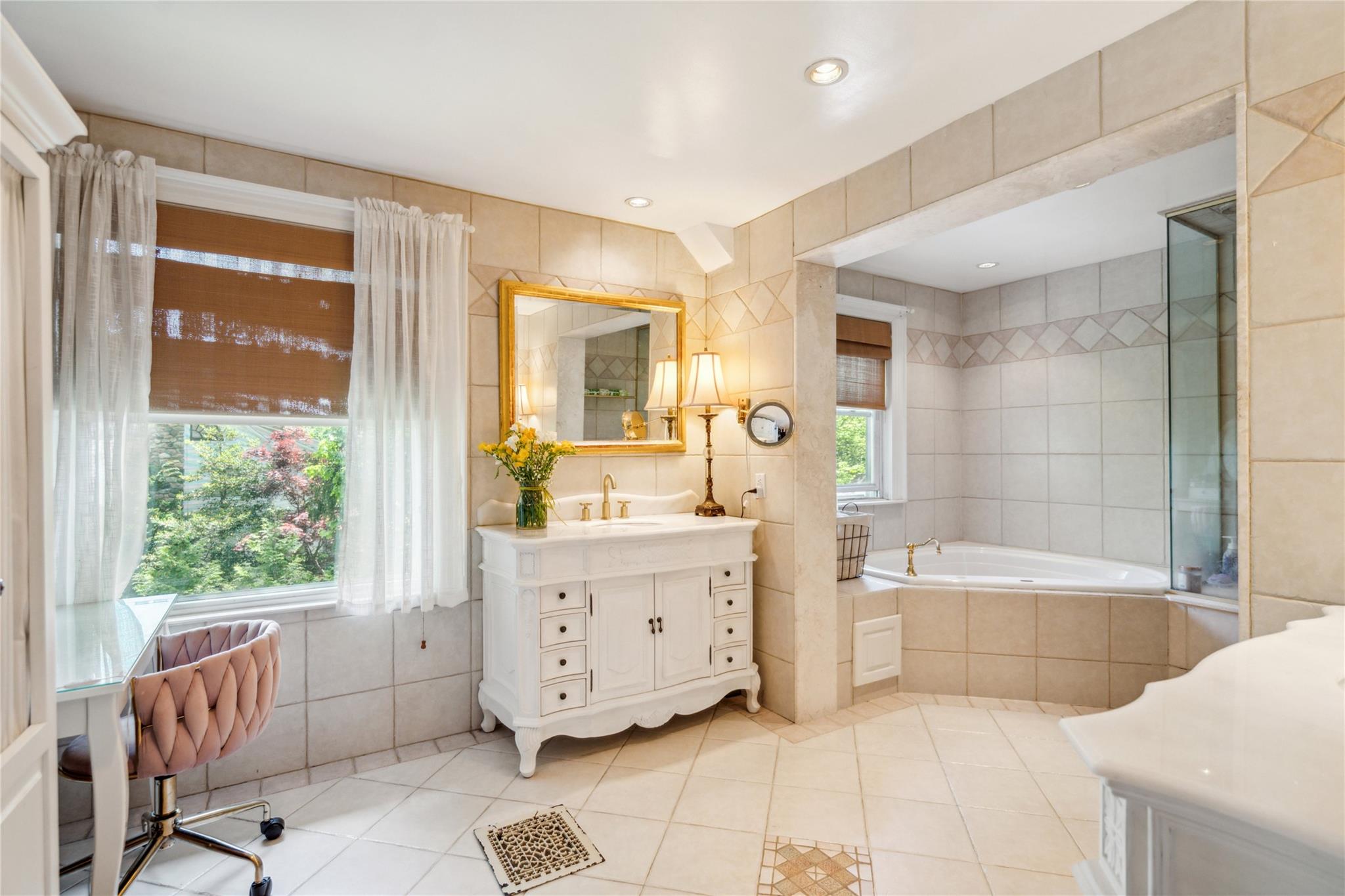 17 The Intervale, Roslyn Estates, NY 11576