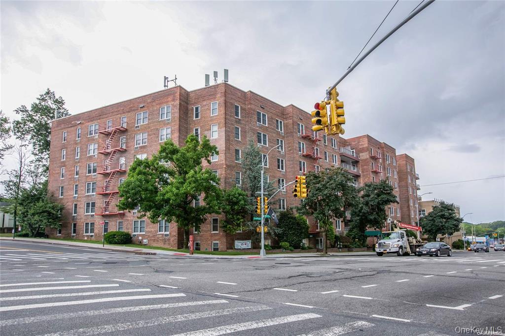 241-20 Northern Blvd # 5E, Little Neck, NY 11362