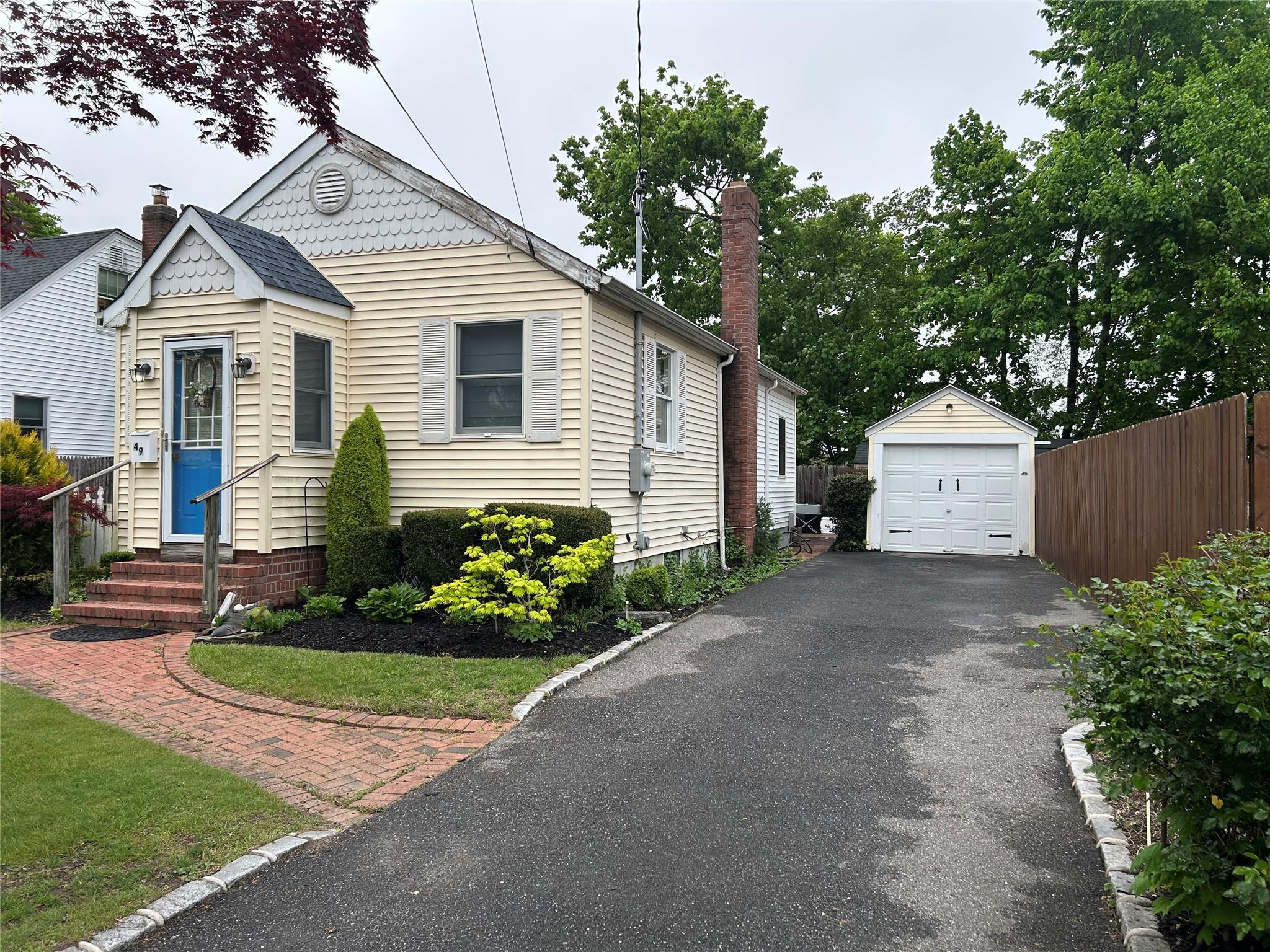 49 Sutton Court, West Islip, NY 11795