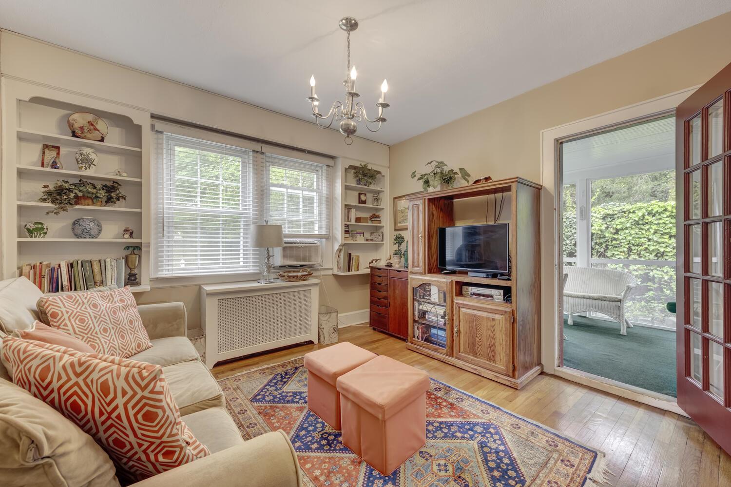 189 Meadowsweet Road, Mineola, NY 11501