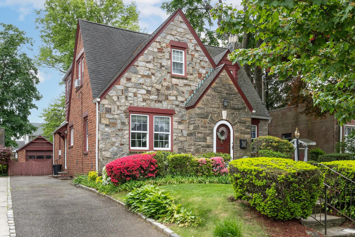 189 Meadowsweet Road, Mineola, NY 11501