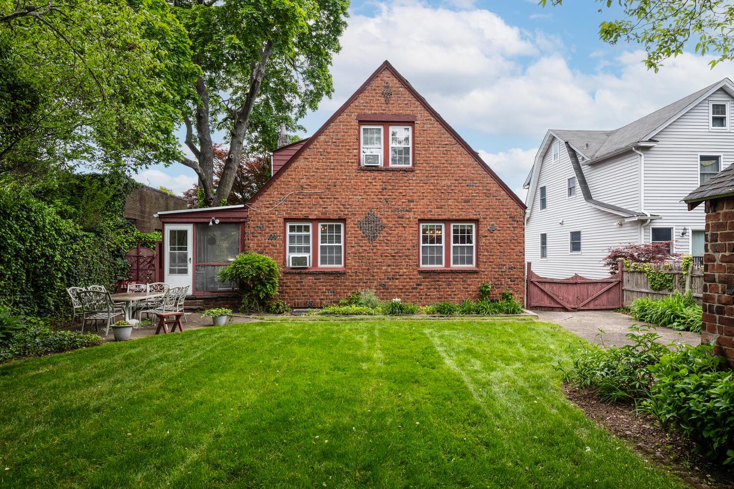 189 Meadowsweet Road, Mineola, NY 11501