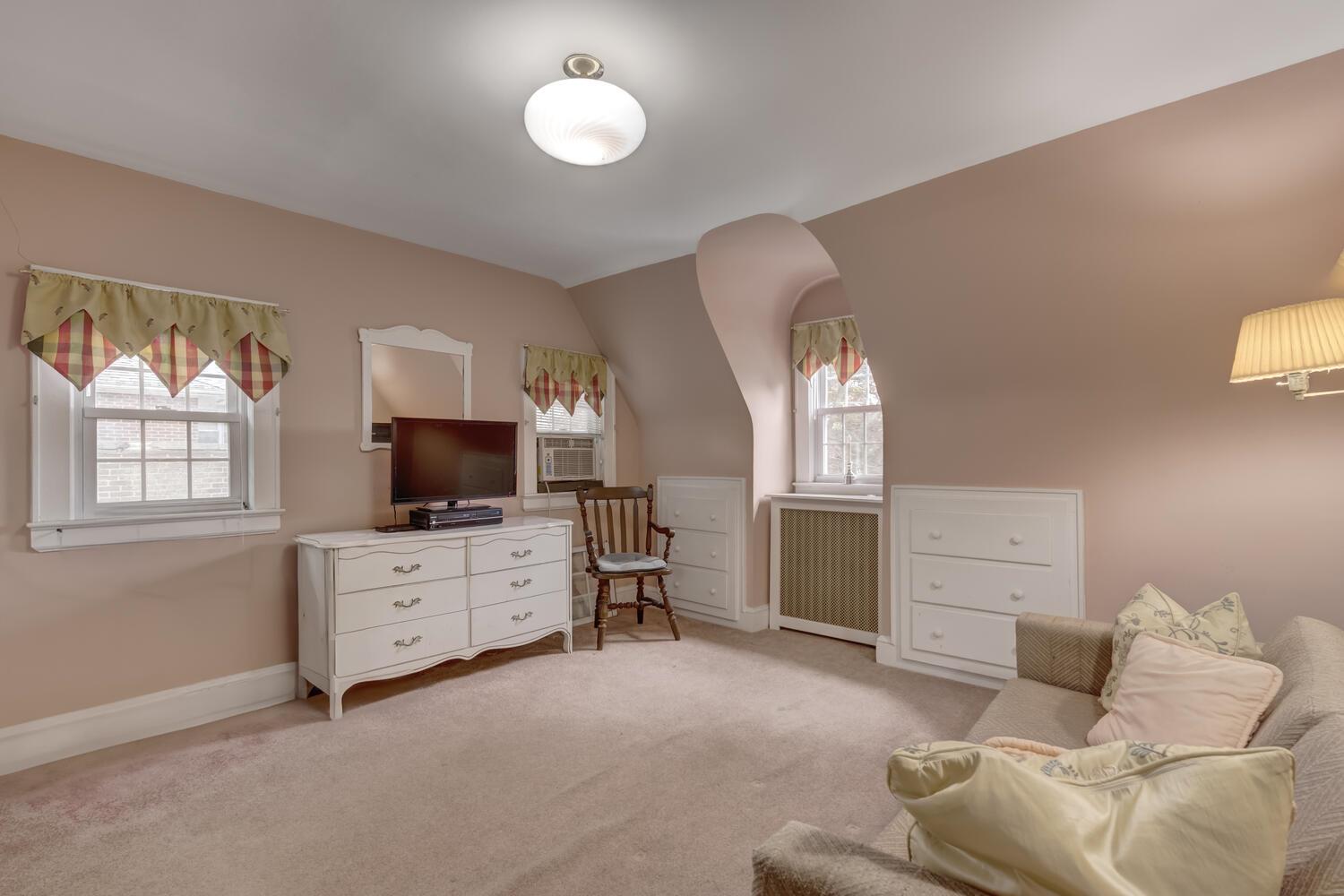 189 Meadowsweet Road, Mineola, NY 11501