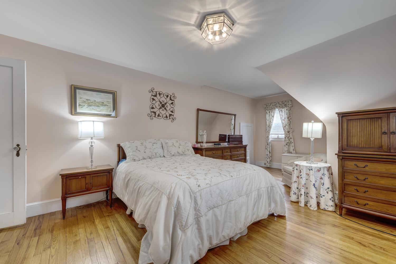 189 Meadowsweet Road, Mineola, NY 11501