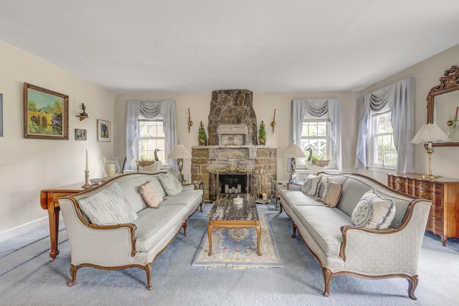 189 Meadowsweet Road, Mineola, NY 11501