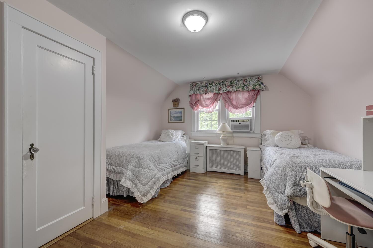 189 Meadowsweet Road, Mineola, NY 11501