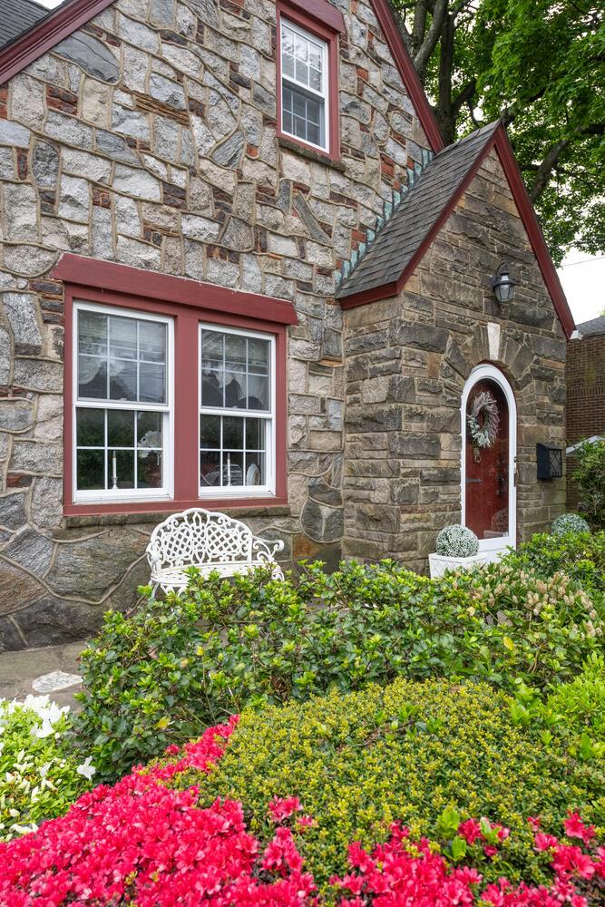 189 Meadowsweet Road, Mineola, NY 11501