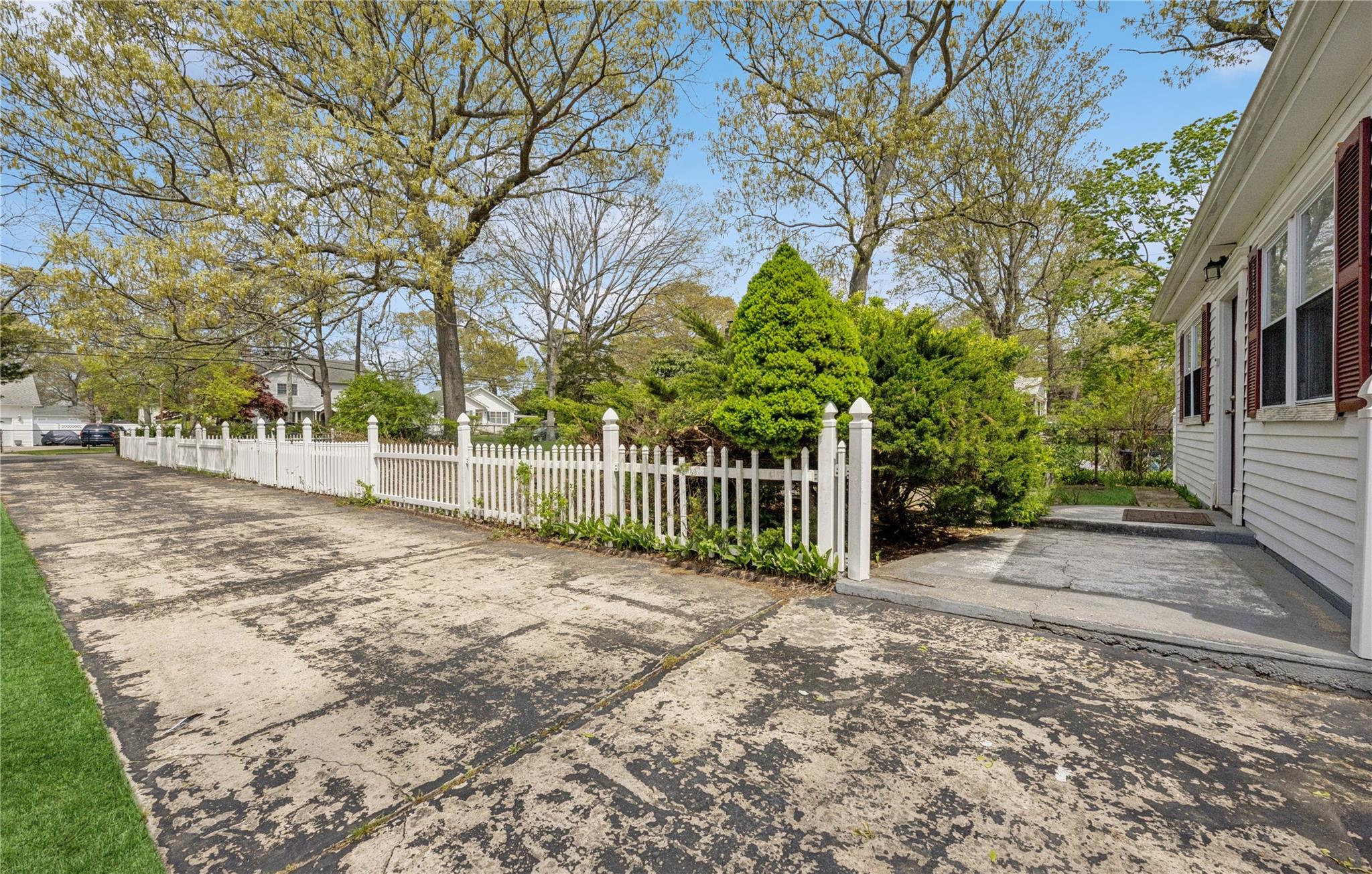 54 Oakdale Avenue, Selden, NY 11784