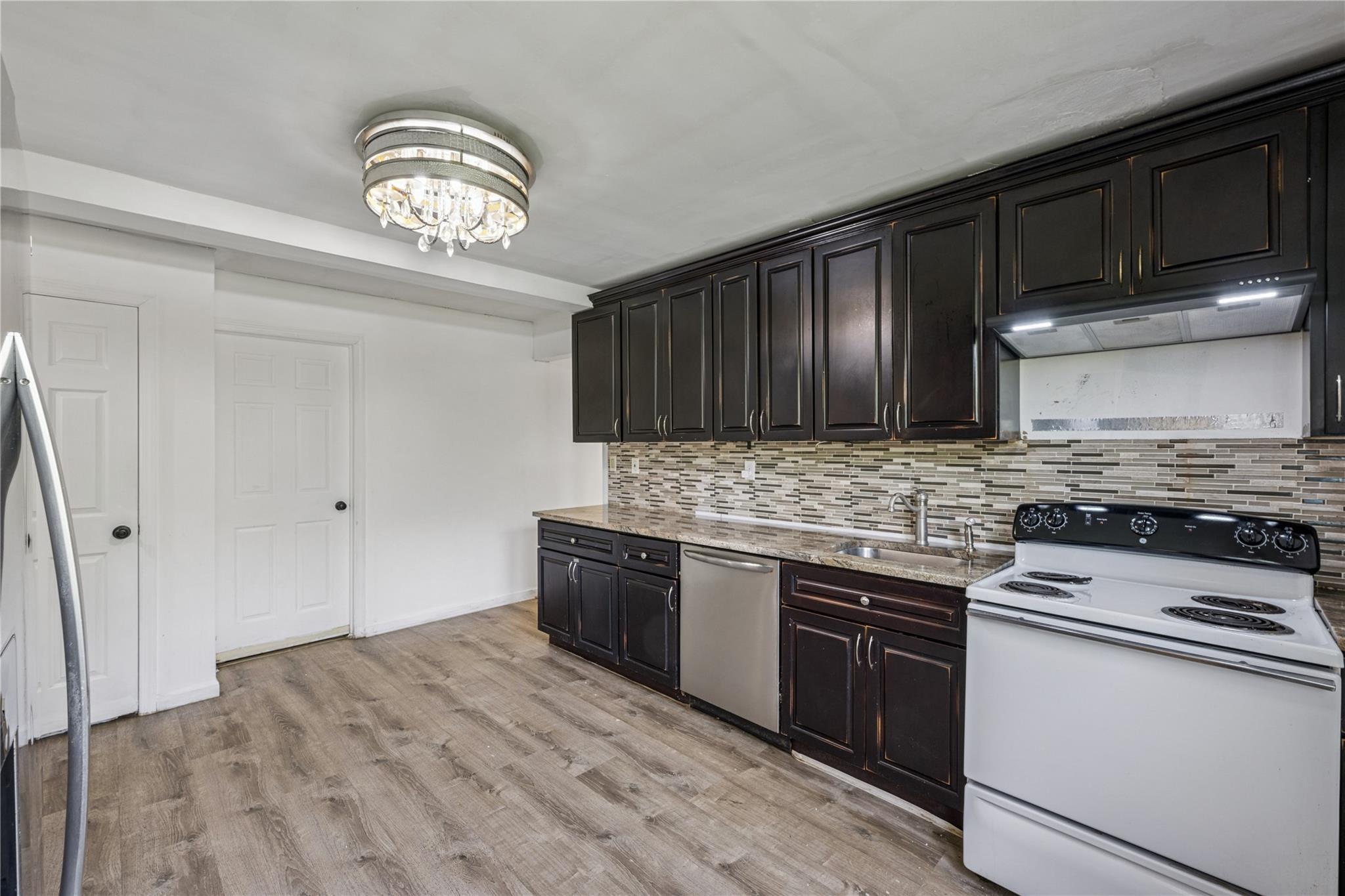 54 Oakdale Avenue, Selden, NY 11784