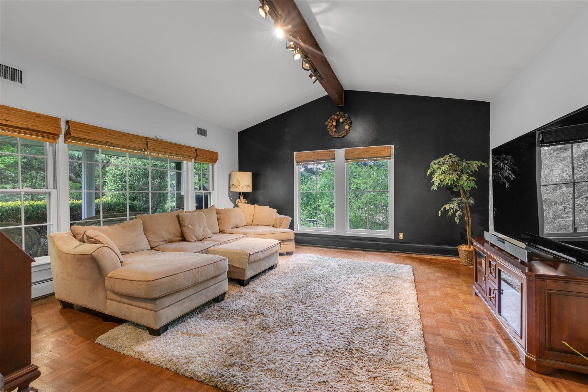 17 Bramble Lane, Melville, NY 11747