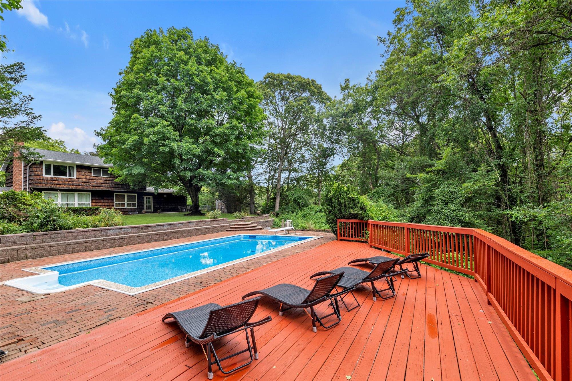 17 Bramble Lane, Melville, NY 11747