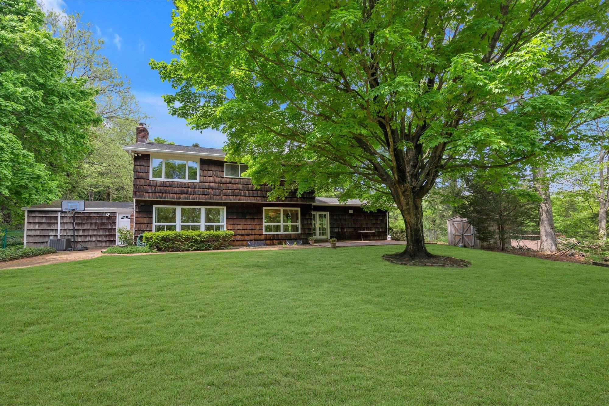 17 Bramble Lane, Melville, NY 11747