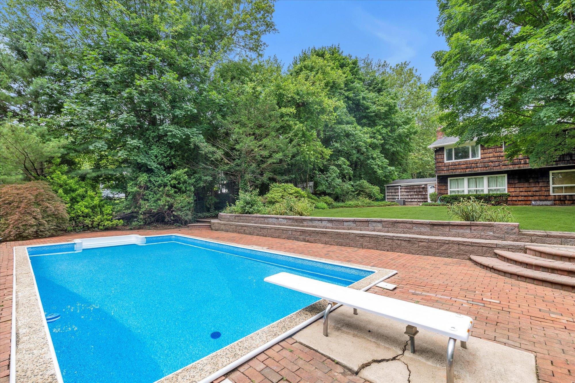 17 Bramble Lane, Melville, NY 11747