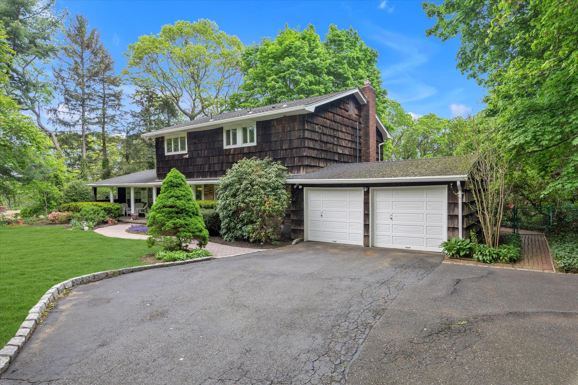 17 Bramble Lane, Melville, NY 11747