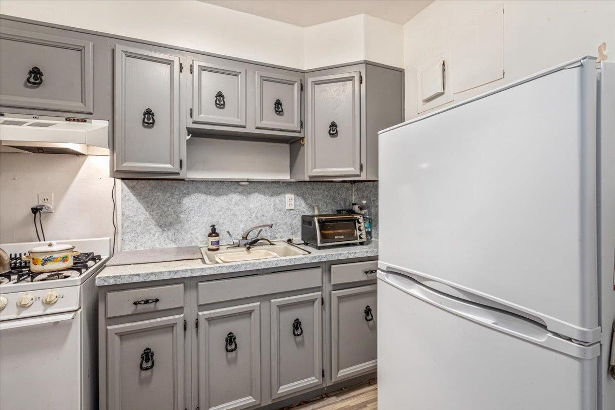 35-31 85 st # 2-M, Jackson Heights, NY 11372