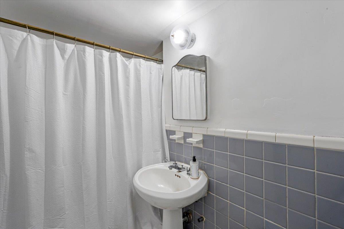 35-31 85 st # 2-M, Jackson Heights, NY 11372