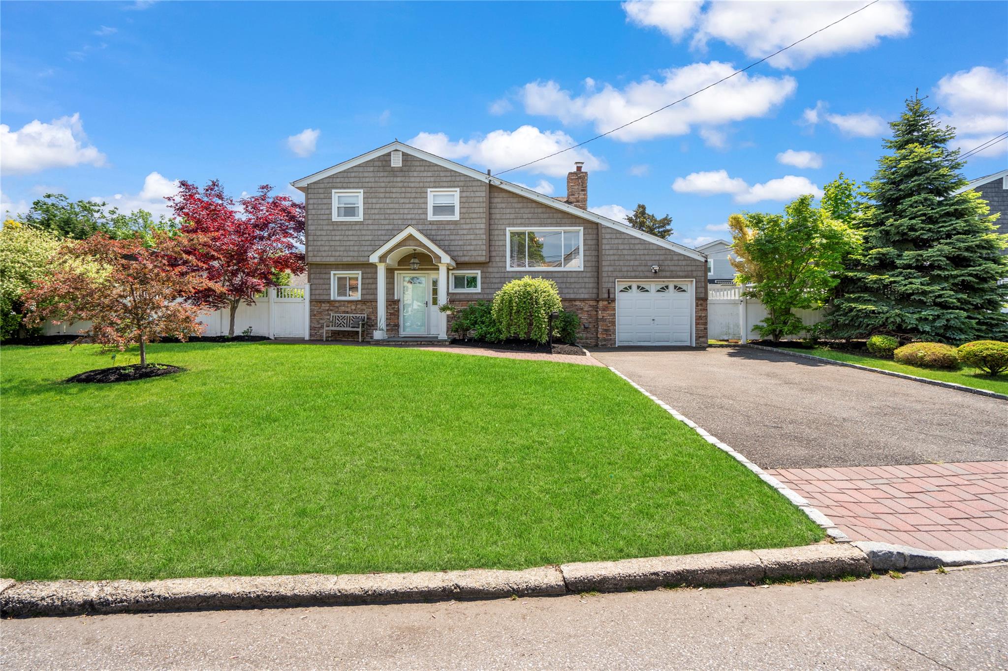 8 Vera Court, West Islip, NY 11795